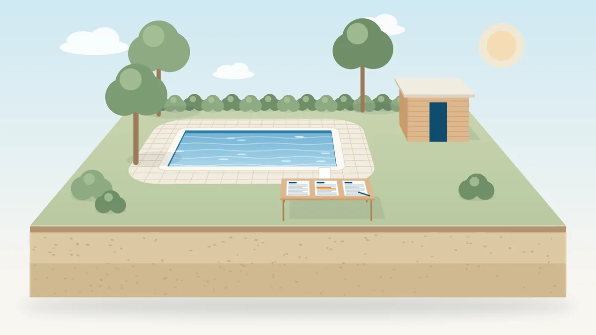 Illustration de trois devis de piscine posés côte à côte sur une table de jardin pour les comparer, devant une piscine terminée